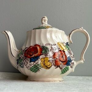 VINTAGE china floral teapot by sadler, england. rose garden pattern. gorgeous. 🩶